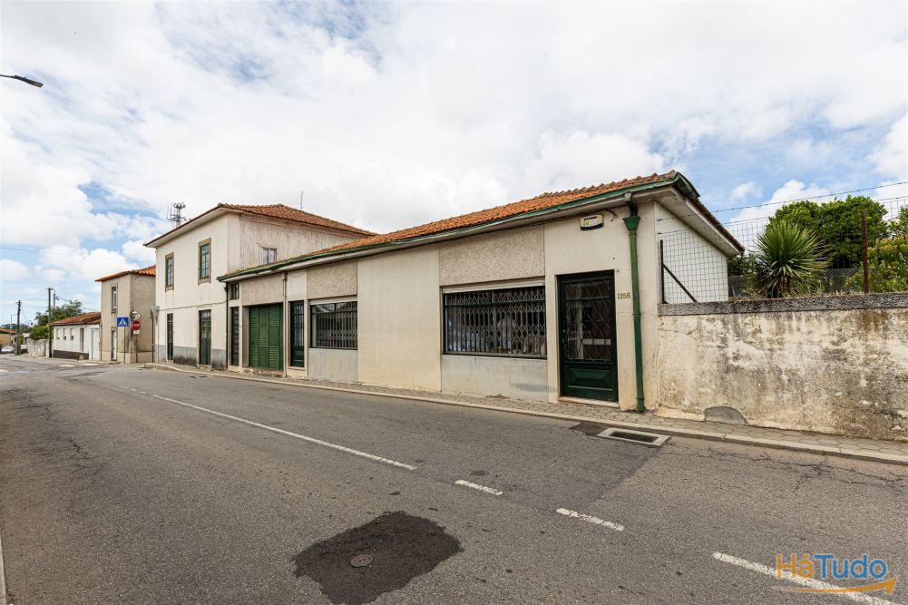 Moradia para Restaurar em Grijó com lojas para comércio, anexos, garagem fechada, terraço e jardim